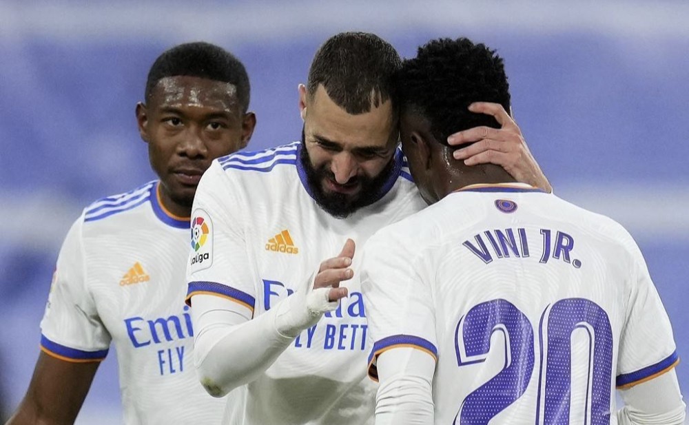  汉堡锋线双星联手发威，合力攻入四球横扫对手